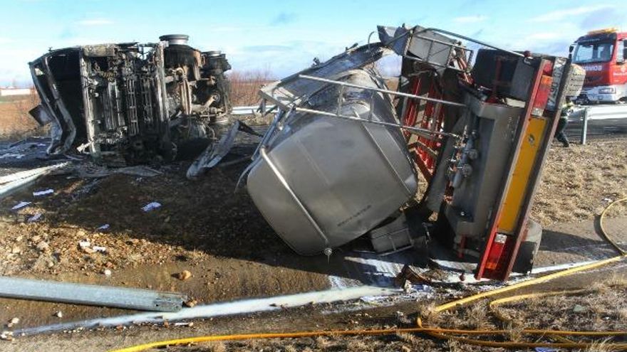 Brágimo / ICAL Accidente de tráfico de un camión cisterna de leche en la A-231, en el término de Bustillo del Páramo (Palencia)