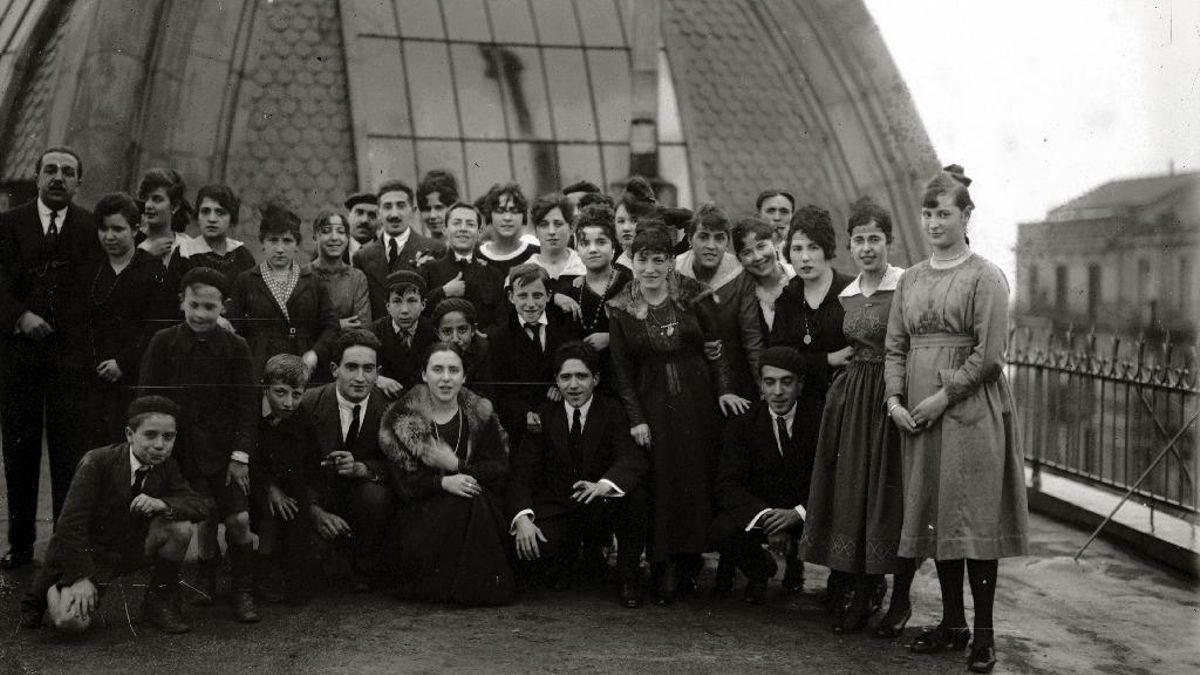 Grupo de personas en el tejado del Palacio Bellas Artes en 1918