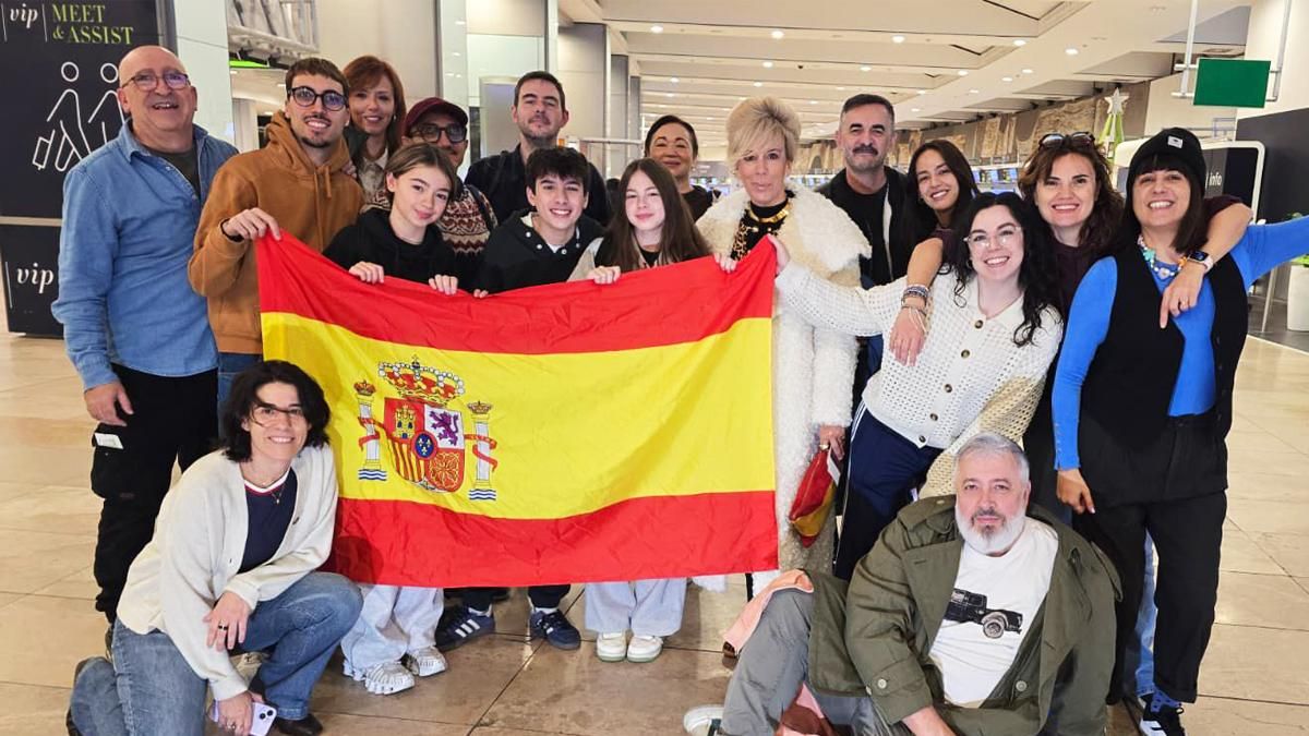 Gonzalo Pinillos (tras la bandera) con la delegación española de Eurovisión Junior 2025