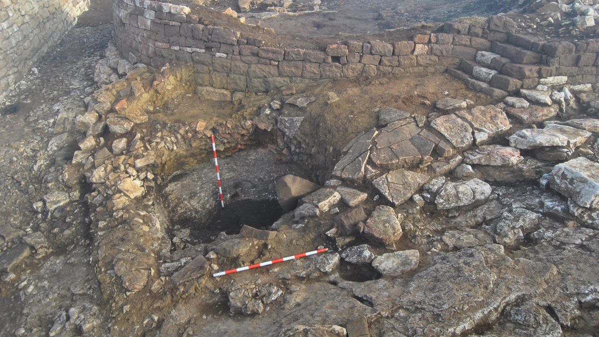 Excavaciones en La Peña del Castro en La Ercina, con muros de sillares excepcionalmente labrados.