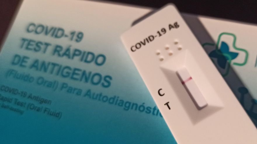 Test rápido de antígenos para la detección del coronavirus.