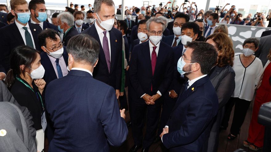 El Rey Felipe VI (2i), conversa con el presidente de la Generalitat, Pere Aragonès (d), en presencia del presidente de la República de Corea del Sur, Moon Jae-in (i); el presidente del Cercle d'Economia, Javier Faus (3d); y la alcaldesa de Barcelona, Ada Colau (2d), antes de la cena inaugural de la reunión anual del Cercle d'Economia, unas jornadas económicas de alto nivel político y empresarial centradas en la reconstrucción del país tras la pandemia del coronavirus, este miércoles en Barcelona. EFE/ Francisco Gómez / Casa De S. M. El Rey