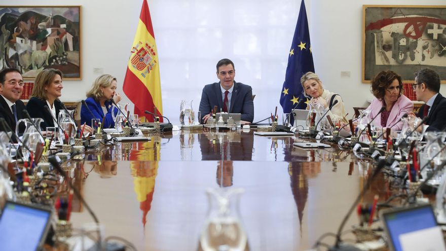 El presidente del Gobierno, Pedro Sánchez (c), preside el Consejo de Ministros en el Palacio de La Moncloa, en una imagen de archivo. EFE/Juan Carlos Hidalgo