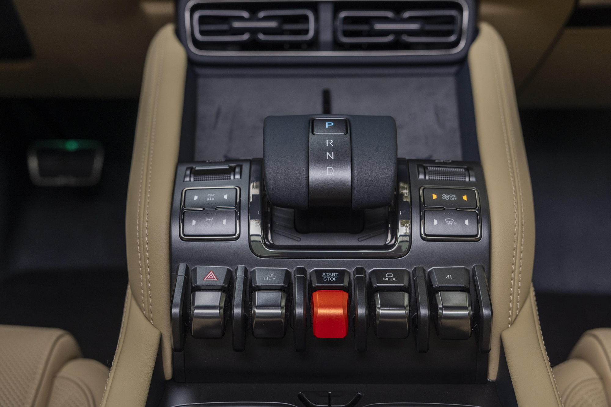 Detalle de la palanca de cambios retráctil y de los mandos para las funciones principales del coche.