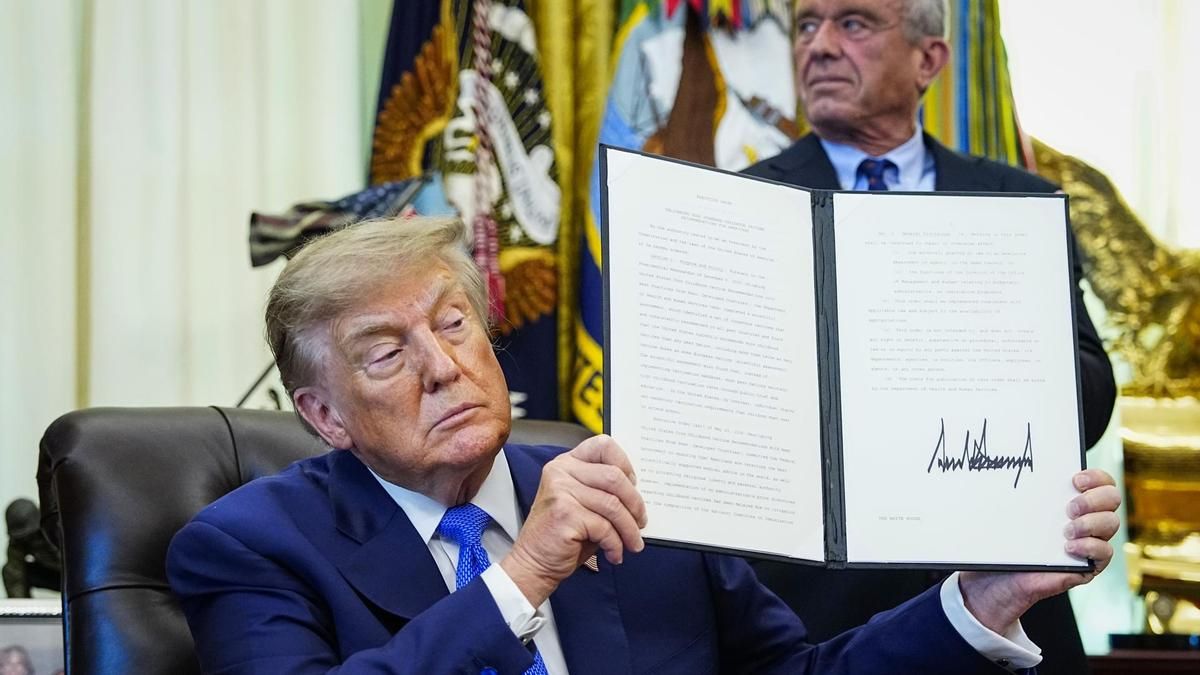 Trump firma una orden ejecutiva para reducir las vacunas infantiles en pleno aumento de casos de sarampión en EEUU