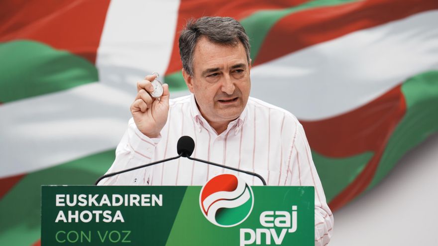Aitor Esteban confirma que quiere ser presidente del PNV y agradece la retirada de su "amigo" Ortuzar