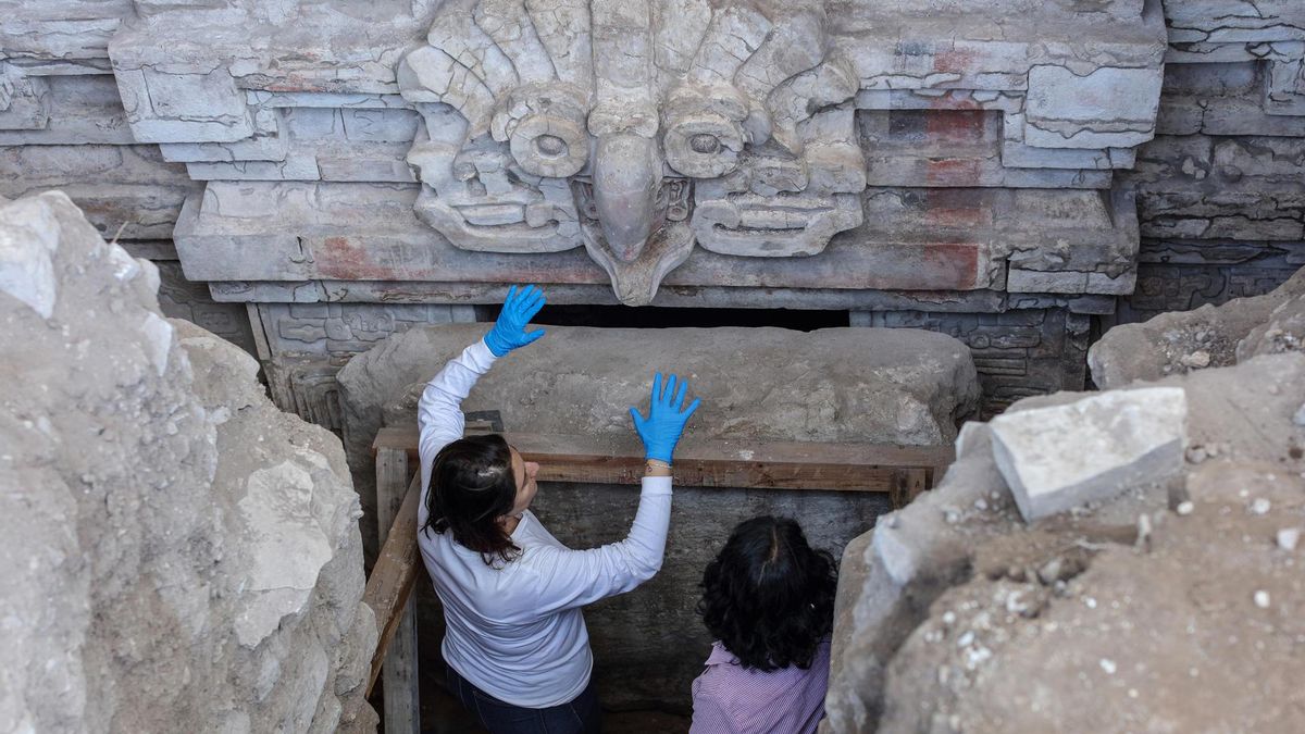 Fotografía cedida este viernes por la Secretaría de Cultura donde se observa a arqueólogos trabajando durante la localización de una tumba zapoteca en el estado de Oaxaca (México).