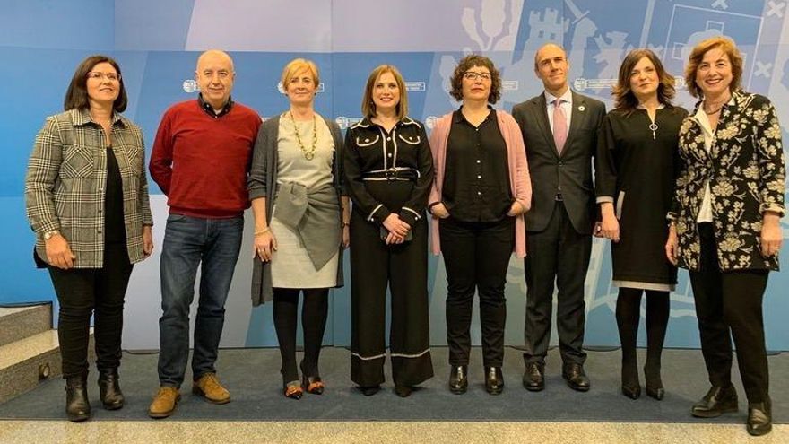Foto de familia de la Mesa de Diálogo Social cuando estaba presidida por María Jesús San José.
