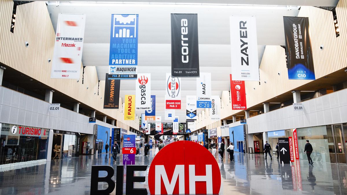 Un pasillo del BEC con los carteles de las empresas participantes en la Bienal.