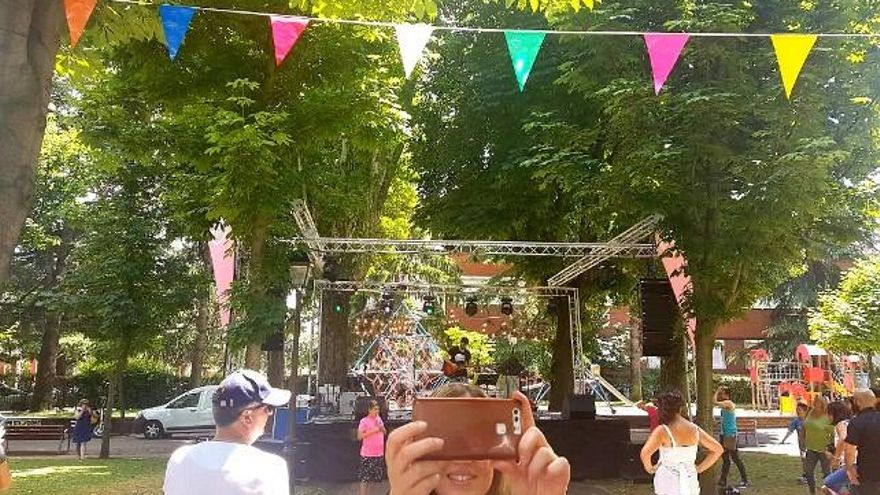 Selfie en un baile vermut del Come y Calle de este verano 2018.