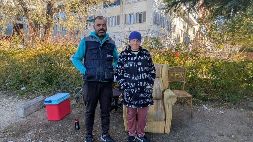 Vivir y dormir en las chabolas de la M-30 durante el invierno pese a los recursos públicos: "Es mejor que un centro social"