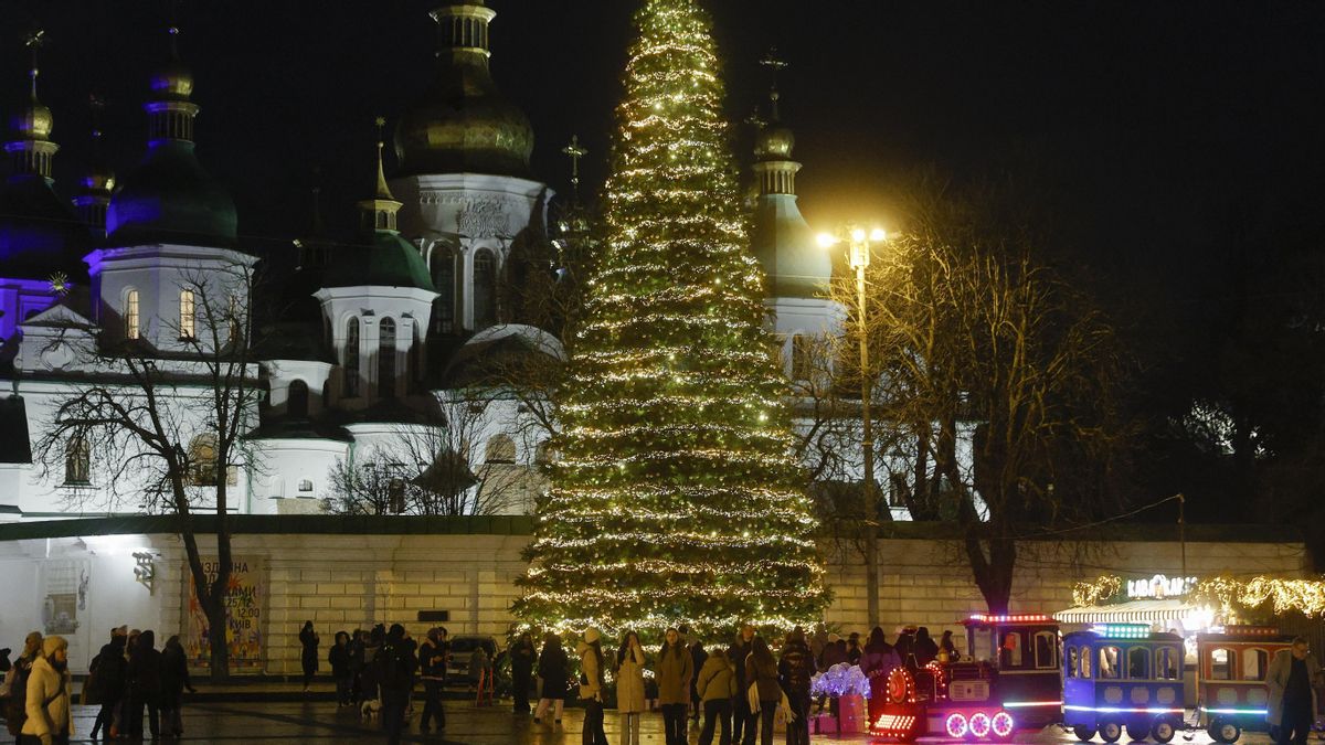 Varias personas caminan cerca de un árbol de Navidad en el centro de Kiev, el 22 de diciembre de 2025.