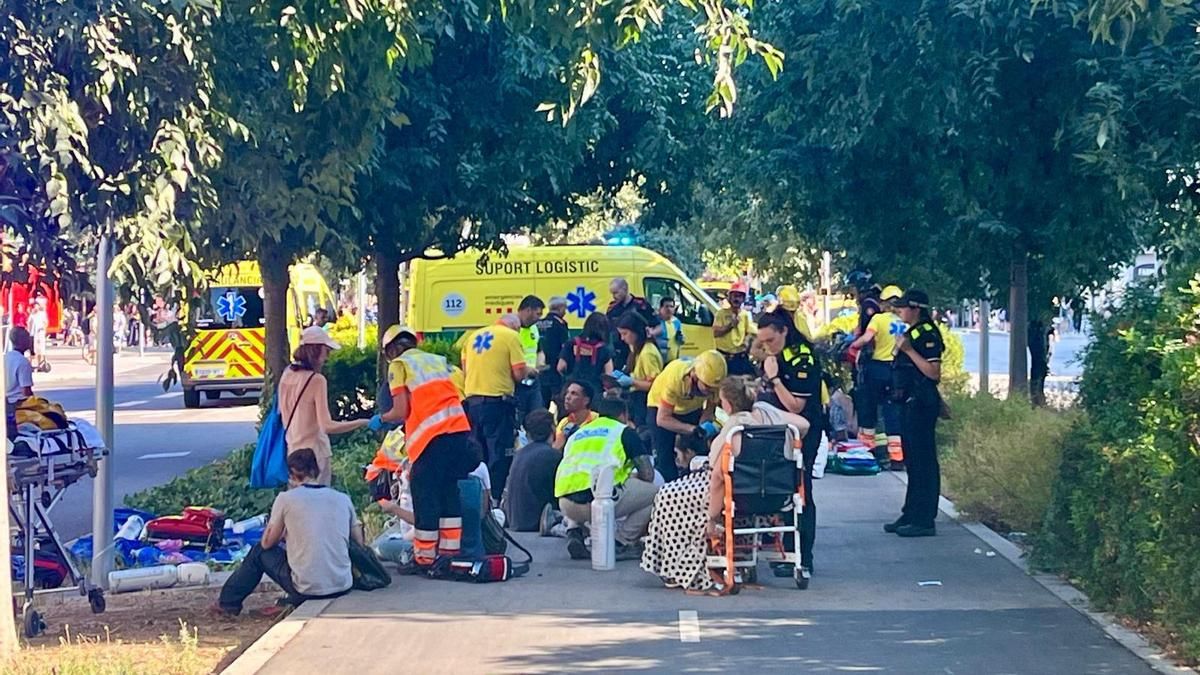 Un incendio en la catenaria del metro de Barcelona obliga a desalojar la parada de Glòries y a cerrar la del Clot