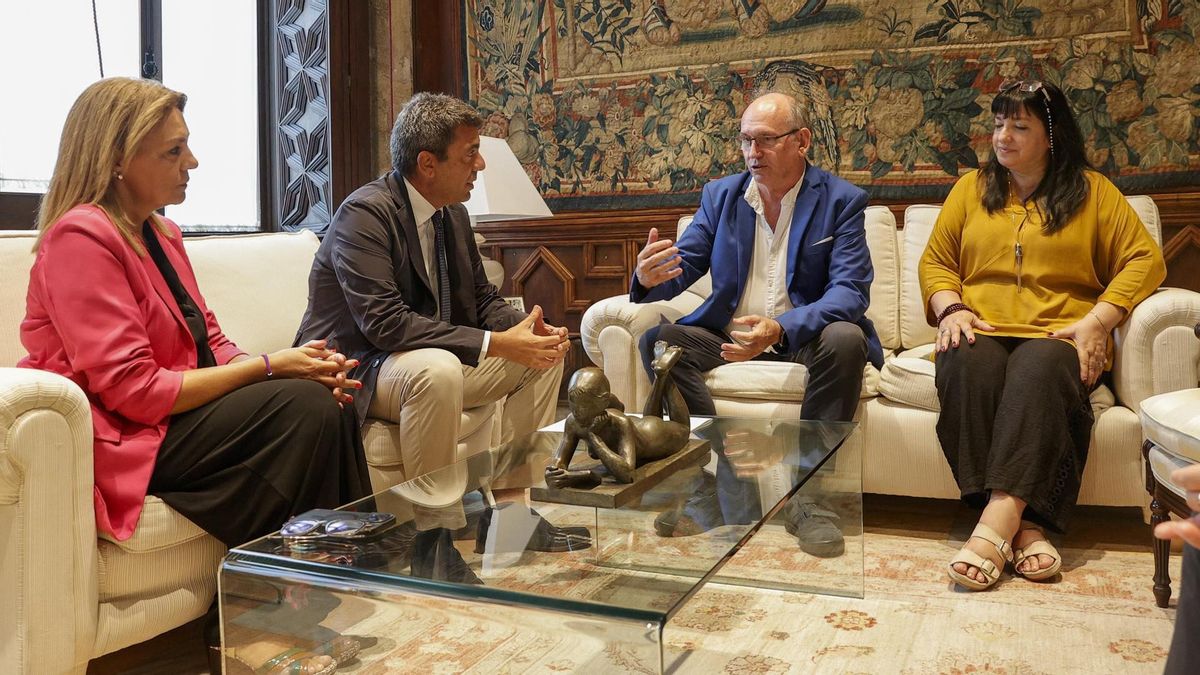 El president de la Generalitat, Carlos Mazón, junto a la vicepresidenta, Susana Camarero (i), durante la reunión llevada a cabo este miércoles con el presidente de la asociación SOS Desapareguts, Joaquín Amils (segundo por la derecha).