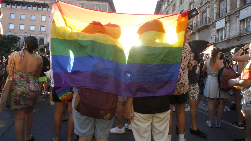 PP y Vox vetan la bandera LGTBI en el Parlament balear