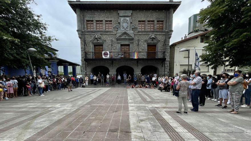 Representantes municipales y vecinos han protagonizado quince minutos se silencio frente a la casa consistorial de Lemoa