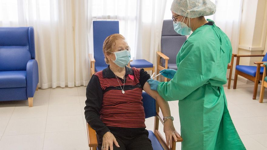 Socorro Valdivieso, primera vacunada contra el COVID-19 en la provincia de Toledo - JCCM