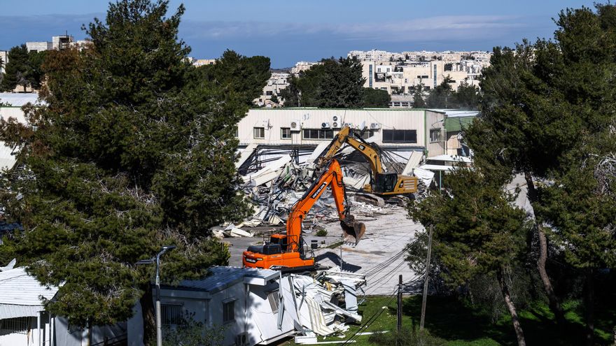 Israel comienza a destruir con excavadoras la sede de la UNRWA en Jerusalén Este