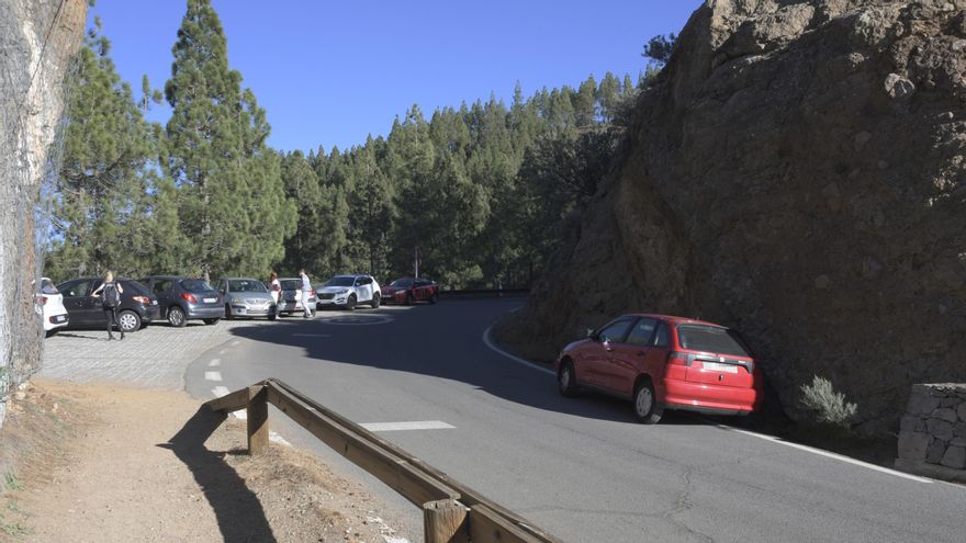 Vehiculos aparcados en el carril en las inmediaciones del Roque Nublo.