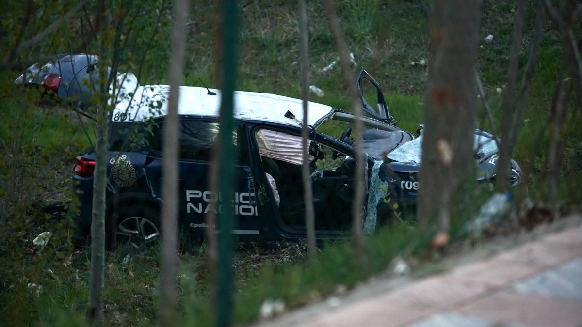Dos policías heridos en el vuelco de un coche patrulla frente al Palacio de Exposiciones de León.