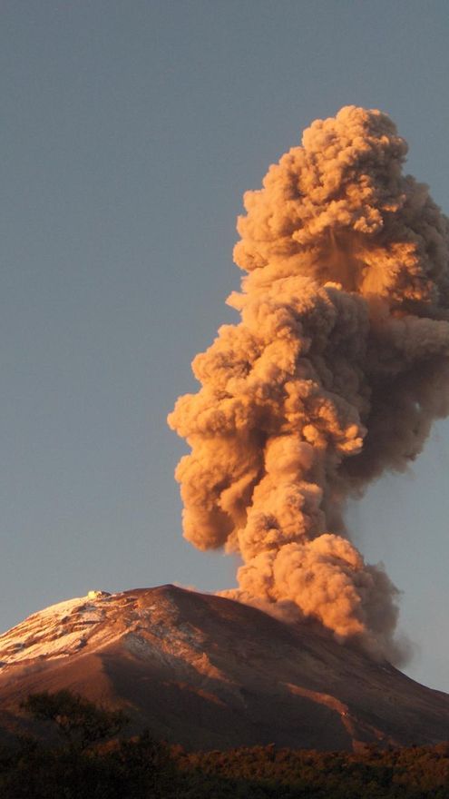 El volcán Tungurahua erupcionando al amanecer. Foto: Cortesía Reserva Natural Chamanapamba