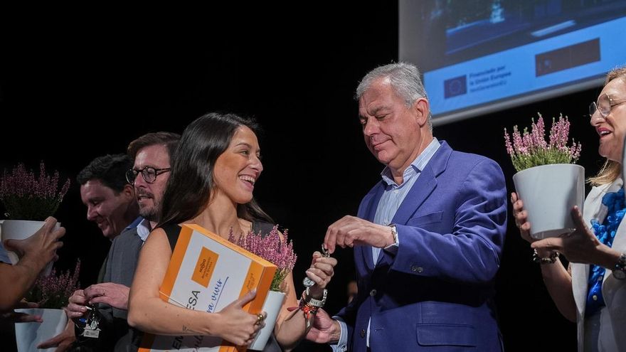 El PP promete en Sevilla nuevas bajadas de impuestos en 2027 que necesitan de un pacto con Vox que parece imposible