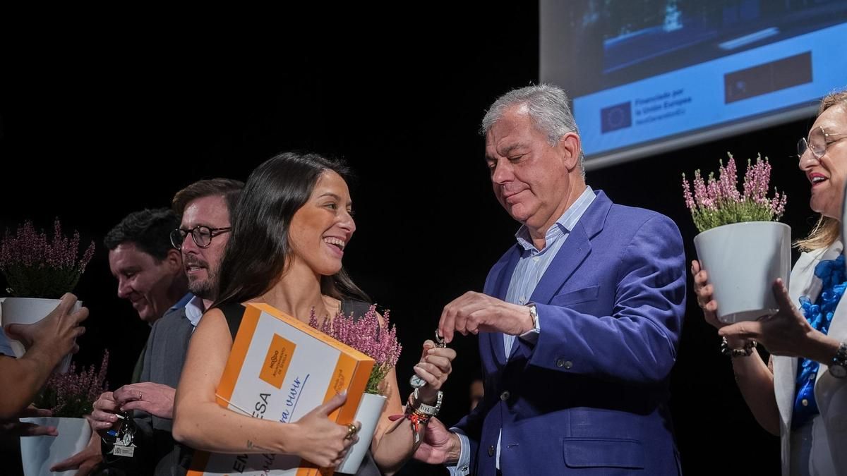 El PP promete en Sevilla nuevas bajadas de impuestos en 2027 que necesitan de un pacto con Vox que parece imposible
