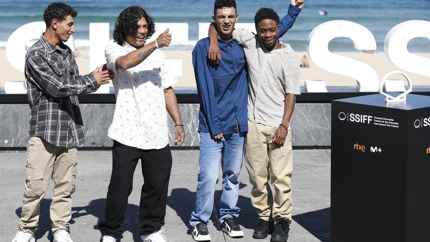 Los jóvenes protagonistas de 'Los reyes del mundo'