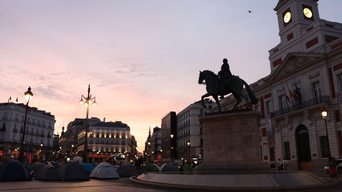 Decenas de tiendas instaladas a primera hora de este domingo en la Puerta del Sol.