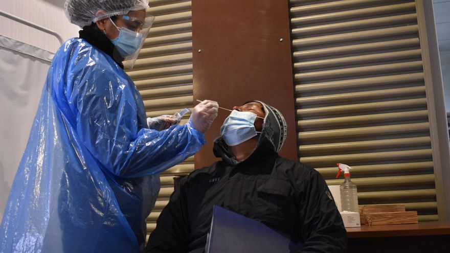 Un transportista se somete a una prueba para detectar la covid-19 en Tambo Quemado (Bolivia), antes de viajar a Chile. EFE/ Stringer