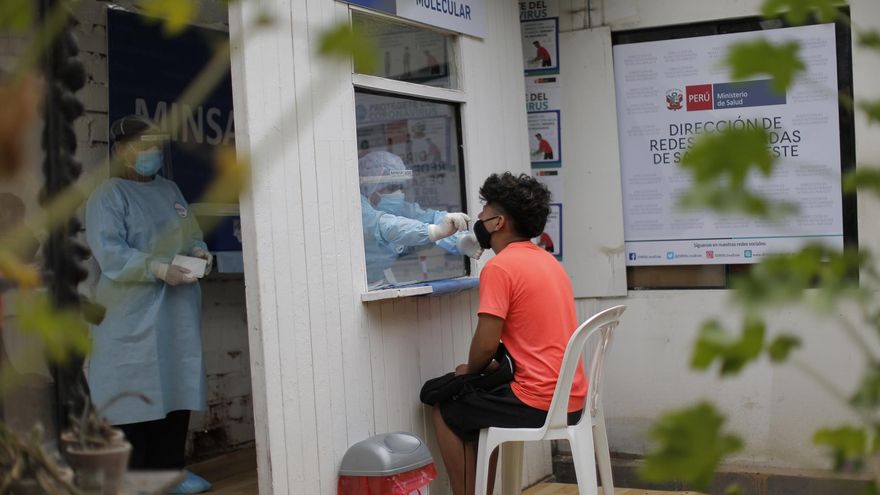 Un miembro del personal de salud realiza una prueba de COVID-19 en Lima (Perú).
