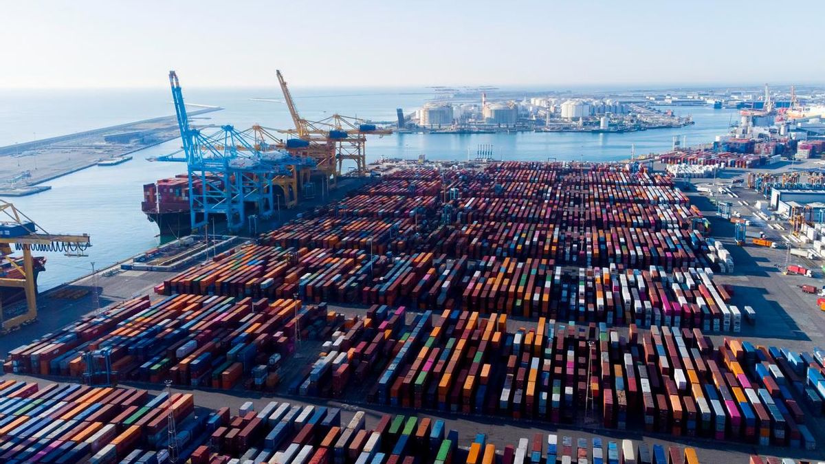 Vista aérea de contenedores en el Puerto de Barcelona