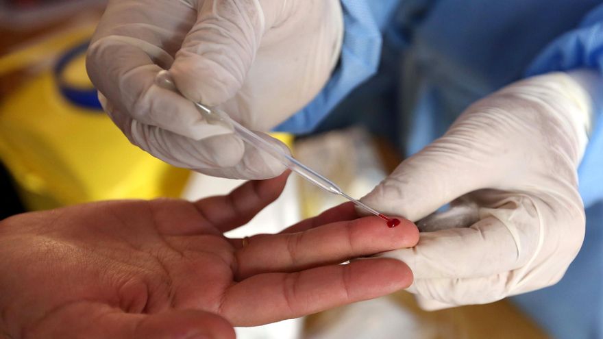 Ocho de cada diez pacientes con covid-19 ingresados en la Unidad de Cuidados Intensivos (UCI) tiene material genómico del virus en su plasma sanguíneo y, en los que fallecen, la carga viral es mayor. EFE/EPA/MURTAJA LATEE/Archivo