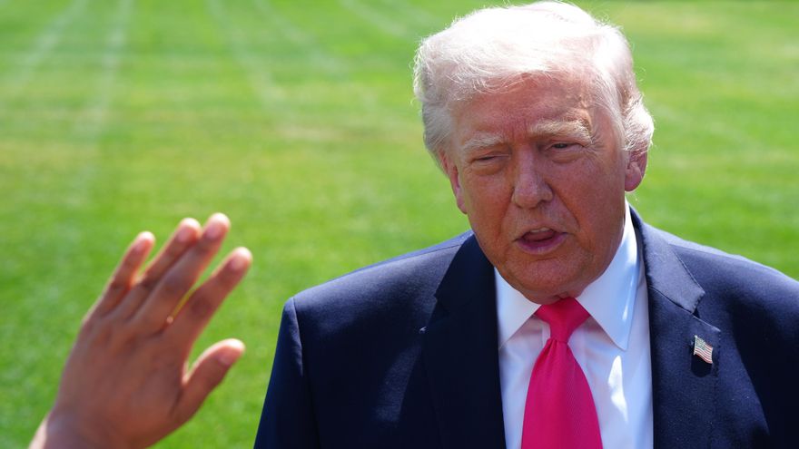 El presidente de Estados Unidos, Donald Trump, habla con periodistas este jueves, en la Casa Blanca en Washington (Estados Unidos). EFE/ Octavio Guzmán