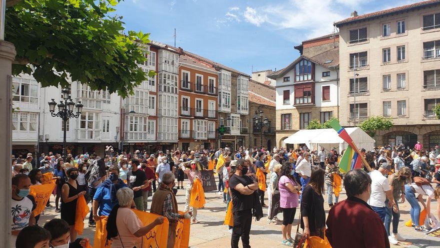 Unas 400 personas han participado en la concentración de Reinosa en contra del modelo de desarrollo eólico en marcha.