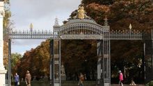 Una de las entradas del Jardín del Buen Retiro. / Europa Press