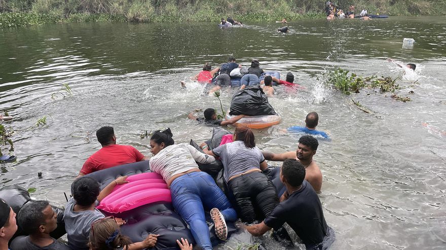 Cientos de migrantes se lanzan al río Bravo pese a aviso de agentes mexicanos