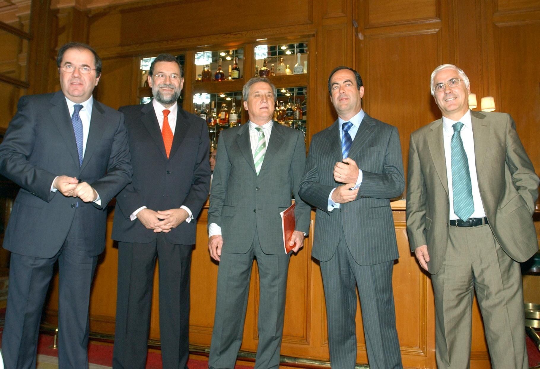 Madrid, 28.06.05.- El ministro de Defensa, José Bono (d); el presidente del PP, Mariano Rajoy (2i); los presidentes de Castilla y León, Juan Vicente Herrera (i), y de Castilla-La Mancha, José María Barreda (d), junto al presidente del grupo Promecal, Miguel Méndez Pozo, antes de la conferencia que pronunció éste en el Fórum Europa, dentro del ciclo "Los medios de comunicación ante la España actual". EFE/J.J. Guillén EFE/J.J. Guillén