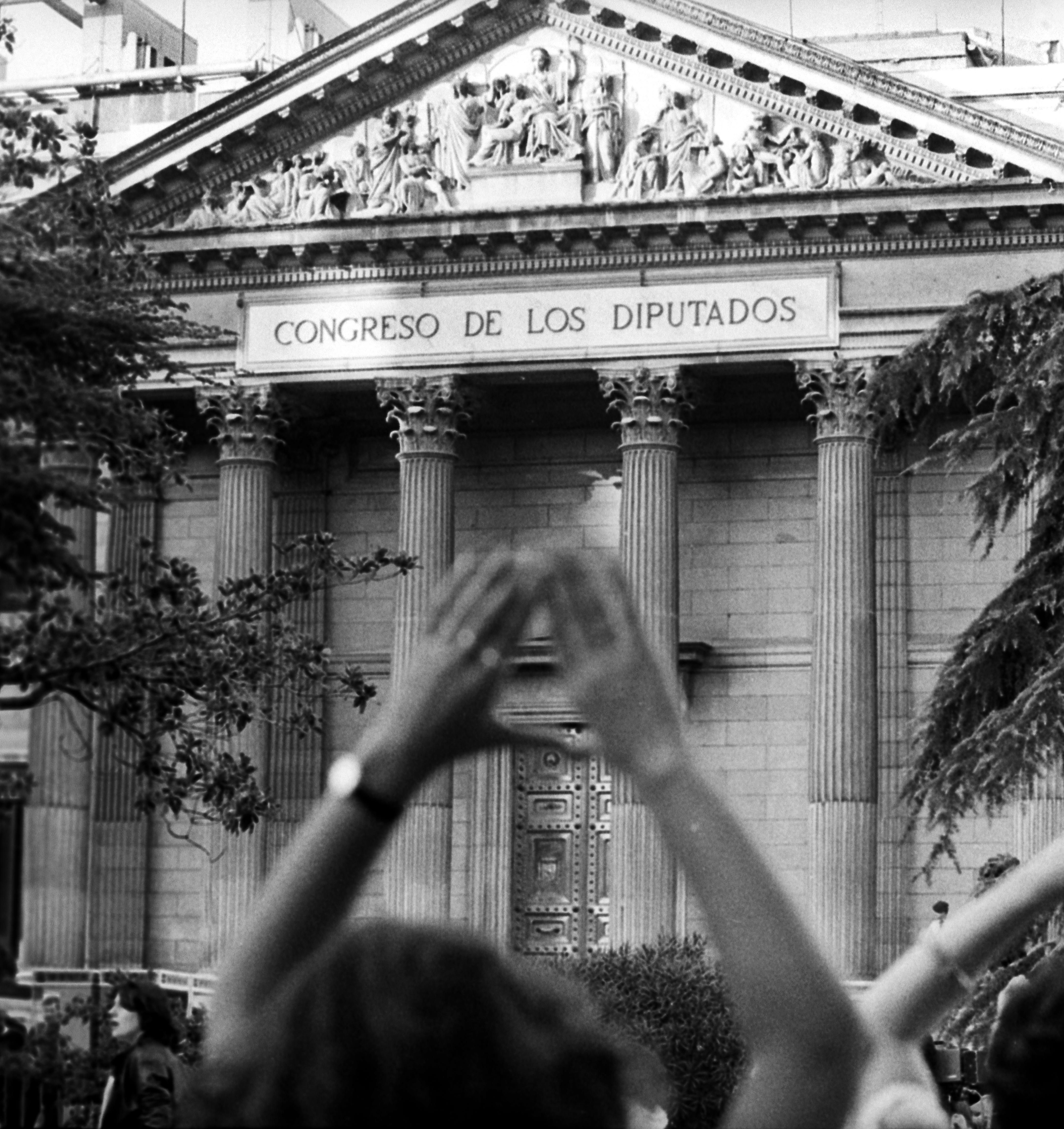 Símbolo del triángulo feminista en una manifestación por el aborto libre y gratuito frente al Congreso de los Diputados. 