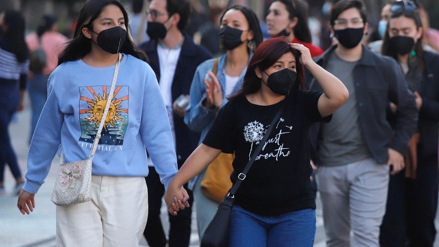 Personas con mascarillas caminan por el centro histórico en la Ciudad de México.