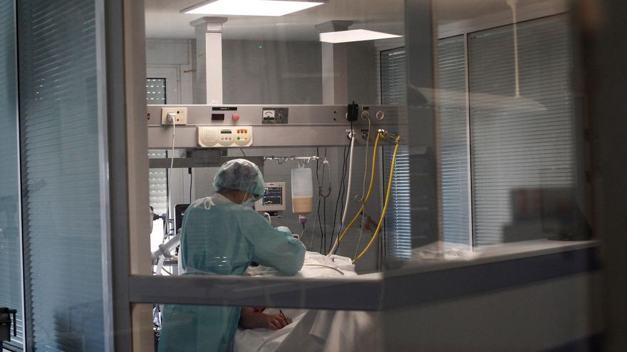 Una sanitaria atiende a un paciente con COVID-19. EFE/Kiko Delgado/Archivo