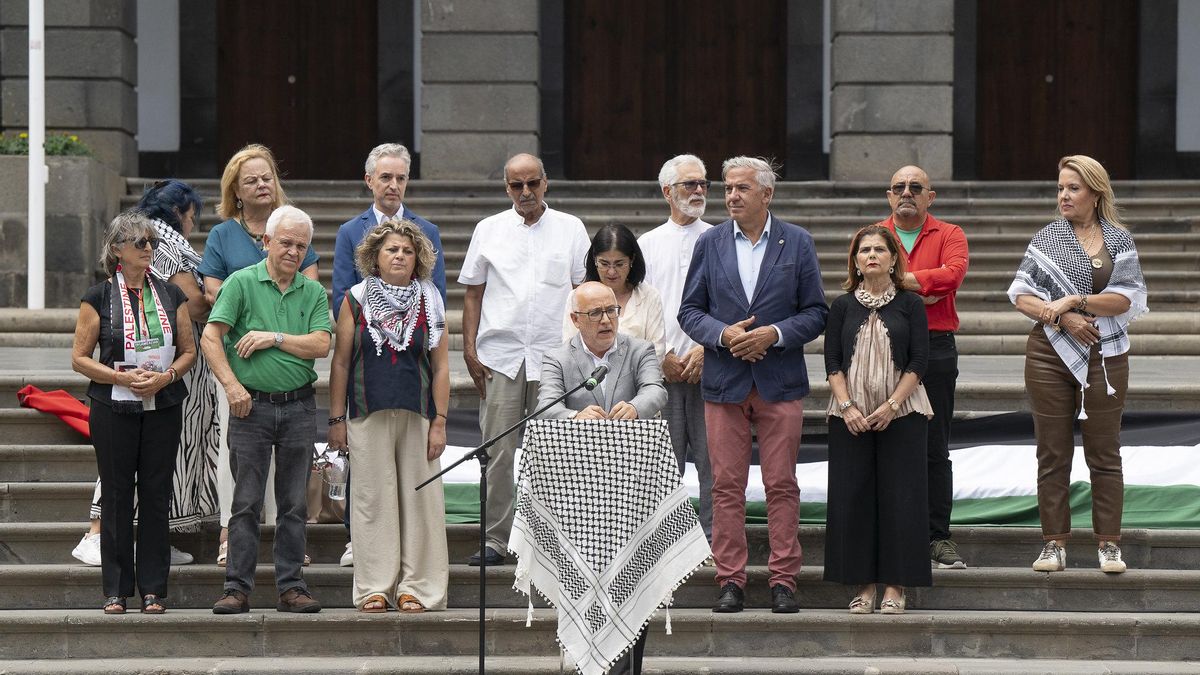 El presidente de Gran Canaria, Antonio Morales, este lunes por la mañana en la Plaza de Santa Ana en el acto por las víctimas infantiles en Gaza.