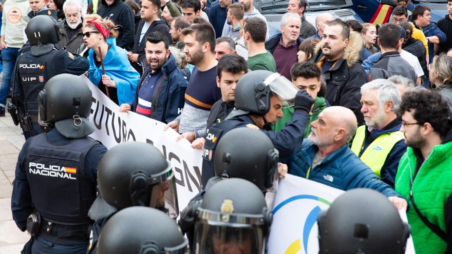 Tractores y ganaderos toman las calles de Oviedo