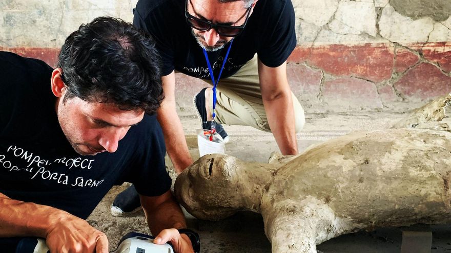 Els investigadors analitzen els calcs de Pompeia.