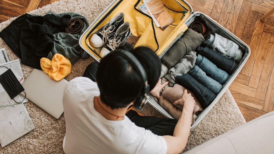 Equipaje ligero: 11 accesorios que incluir en tu maleta para viajar con menos peso