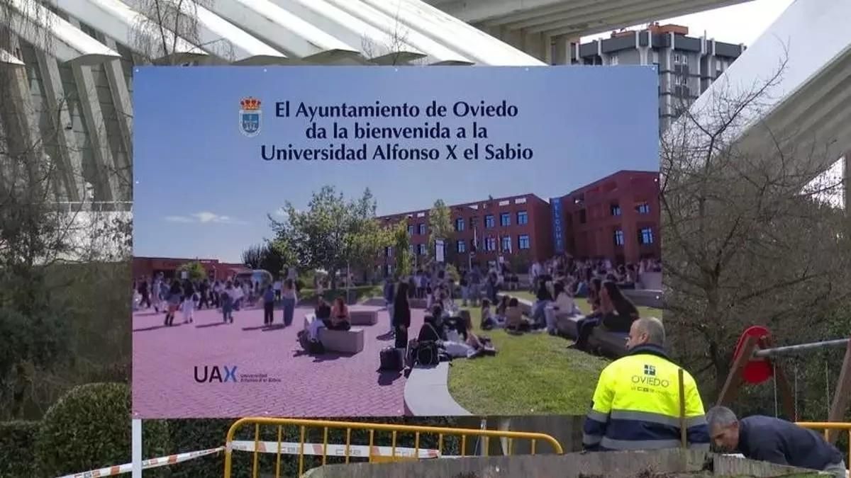 Cartel a la entrada del Palacio de Congresos y Exposiciones de Oviedo, conocido como 'edificio Calatrava', donde se da la bienvenida a la UAX.