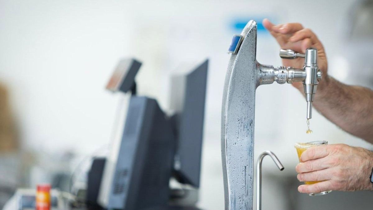 Imagen de un trabajador de hostelería