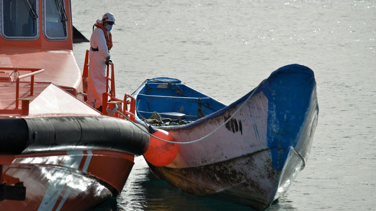 Rescatados los ocupantes de un cayuco avistado por un velero a 90 kilómetros de El Hierro