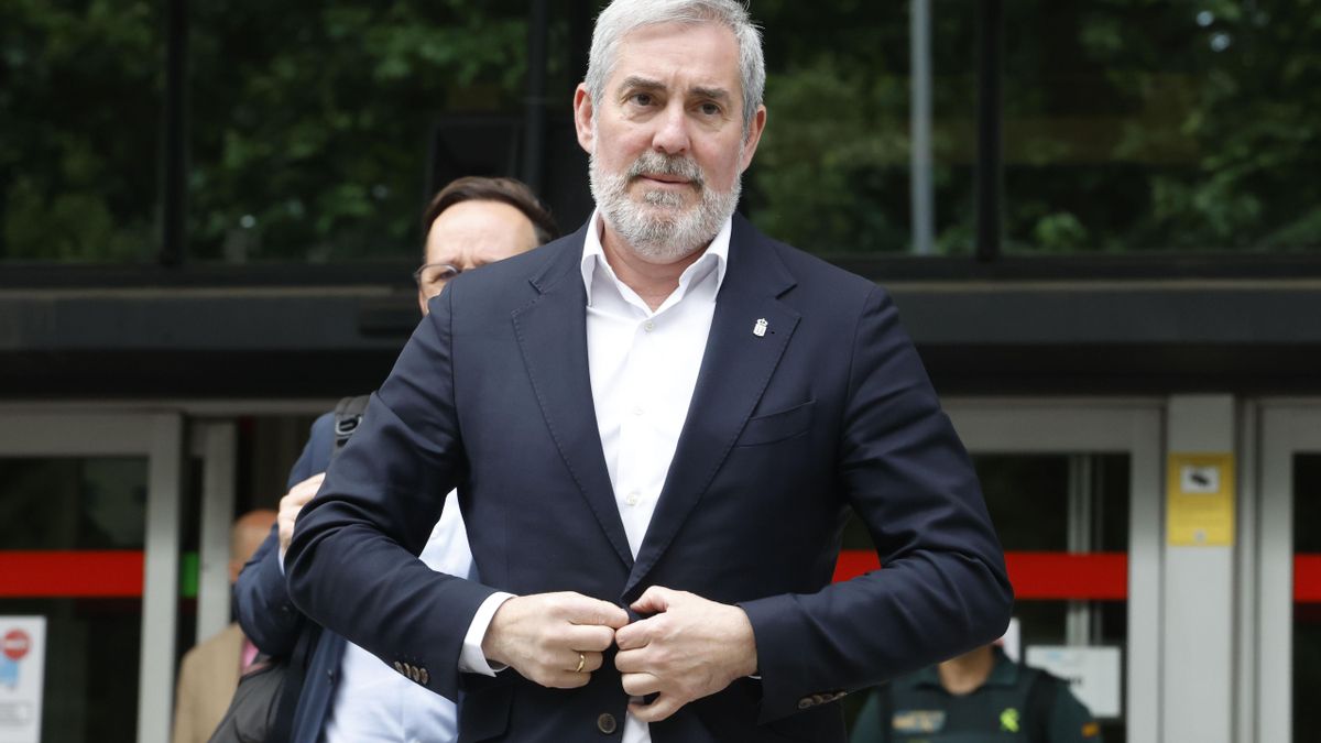 El presidente de Canarias, Fernando Clavijo, sale del Ministerio de Sanidad, este jueves en Madrid. EFE/ Javier Lizón