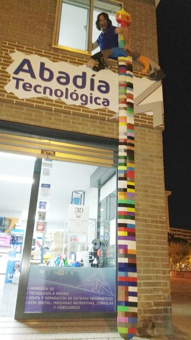 La espada Tizona3D del Cid Campeador impresa en la 3D Printer Party supera holgadamente un primer piso.